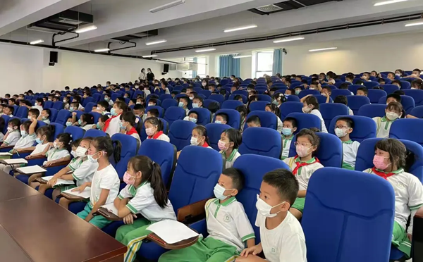 我校组织教师走进三亚市丹州小学进行海洋日主题宣讲
